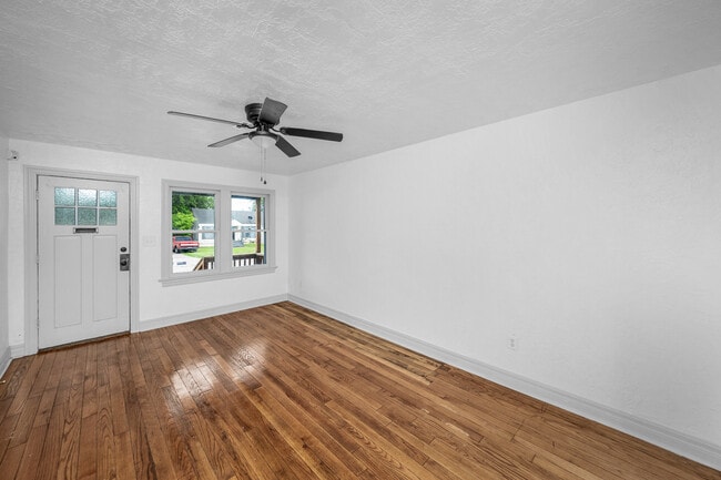 Building Photo - 1925 NW Oak Ave