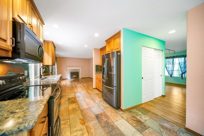 Building Photo - 5 Bed 2.5 Bath Spacious House For Rent In Poulsbo!!!