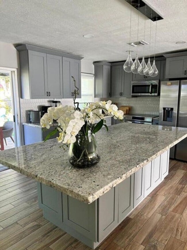 Building Photo - 1182 SE 2nd Ave