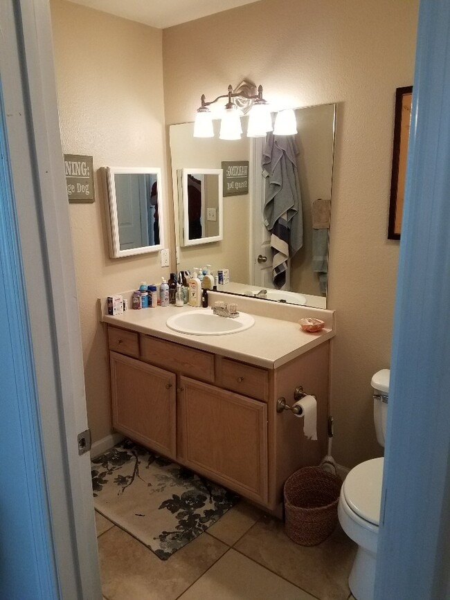 Building Photo - 700 Daniel Ellis Dr