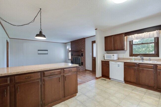 Building Photo - 702 W 6th Ave