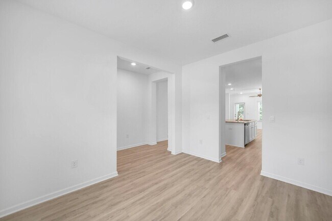 Building Photo - 30 Sandywoods Ct