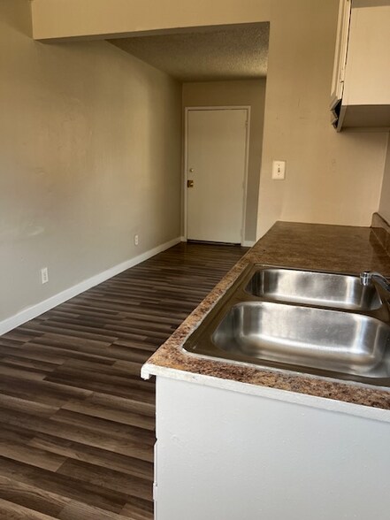 Building Photo - 517 W 84th St