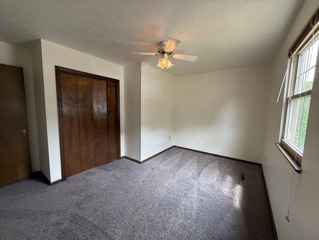 Building Photo - 4 bedroom home - Ross Township