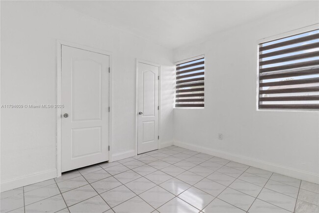 Building Photo - 33 E 60th St