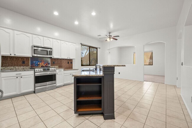 Building Photo - Beautiful Home with Pool and Spa and 3 car...