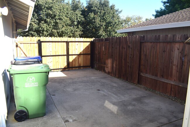 Building Photo - 5828 Laguna Vale Way