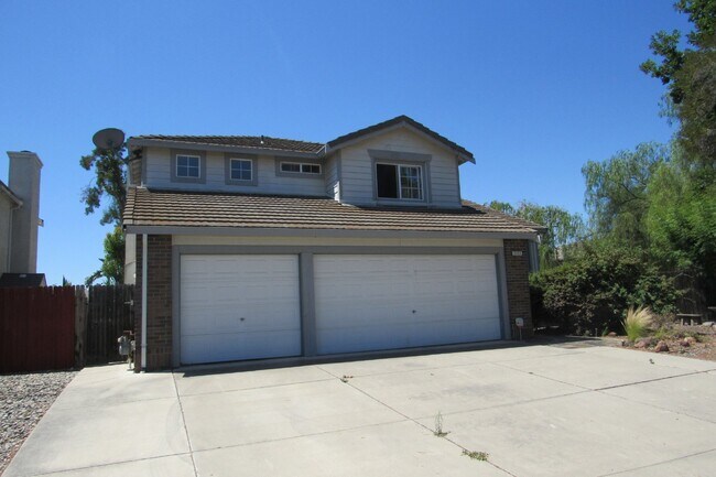 Building Photo - Beautiful 4 Bed/3 Bath Tracy Home with Pool and Fresh Paint