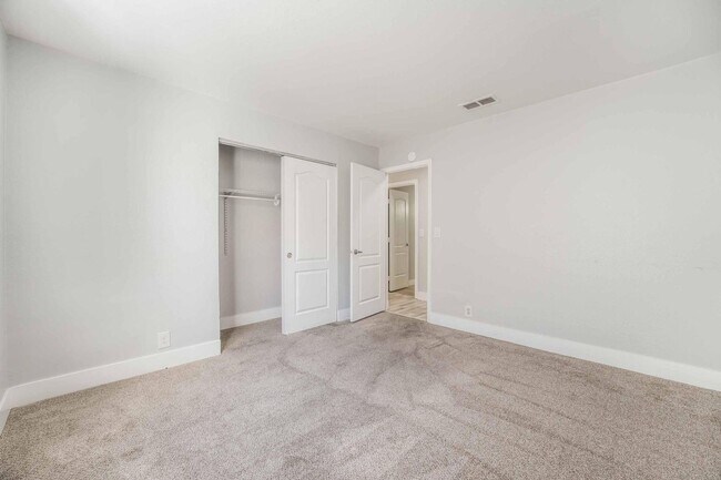 Building Photo - Beautiful 2 bed, 2 bath condo ready to mov...