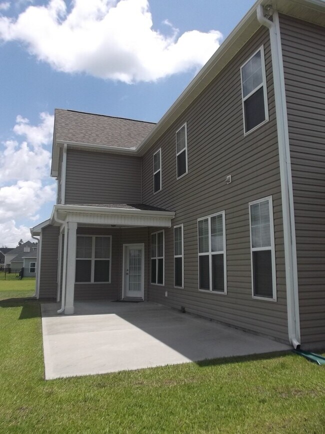 Building Photo - Absolutely Gorgeous!