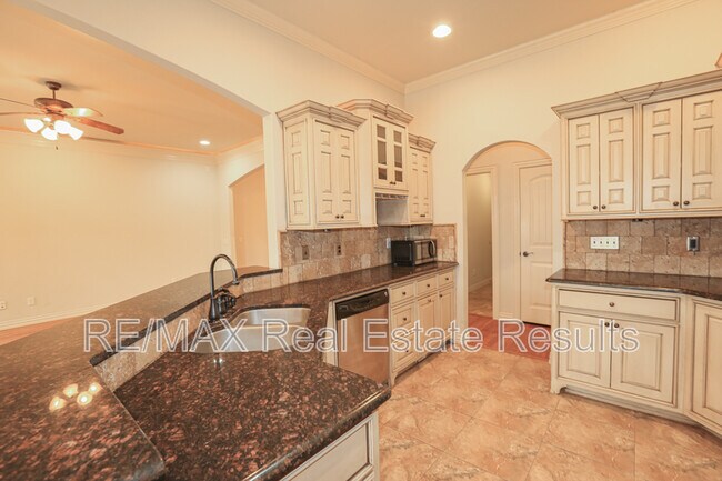 Building Photo - 3607 SW Birchton Ave