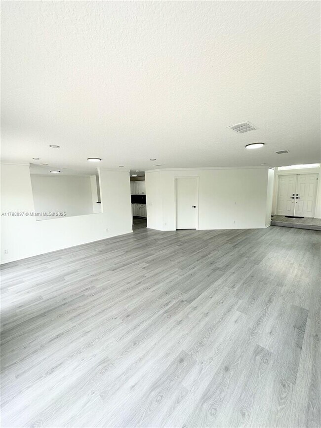 Building Photo - 1845 Vista Way