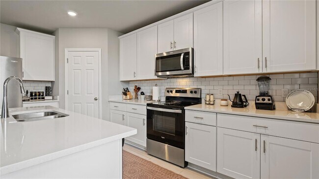 Building Photo - 5291 Meredrew Ln