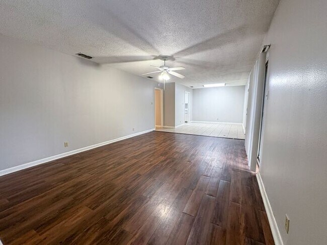 Building Photo - 3 Bed 2 Bath Apartment in Central Tyler! F...