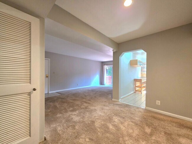 Building Photo - 2704 Dartmouth Rd