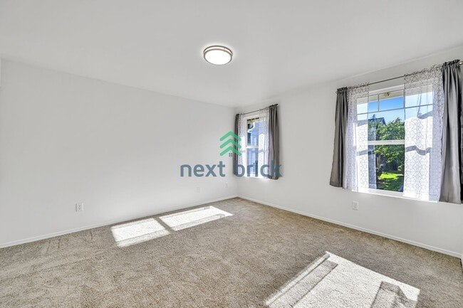 Building Photo - 2 BED & 1.5 BATH TOWNHOUSE FOR RENT