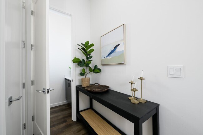 Building Photo - Fully Furnished & Move-In Ready in Midtown | Stylish & Modern Home for Rent