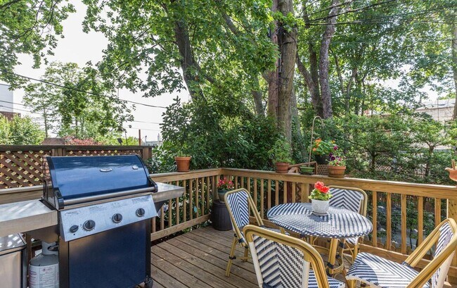 Building Photo - Spacious & Charming Victorian Row House in Burleith-Moments from Georgetown!
