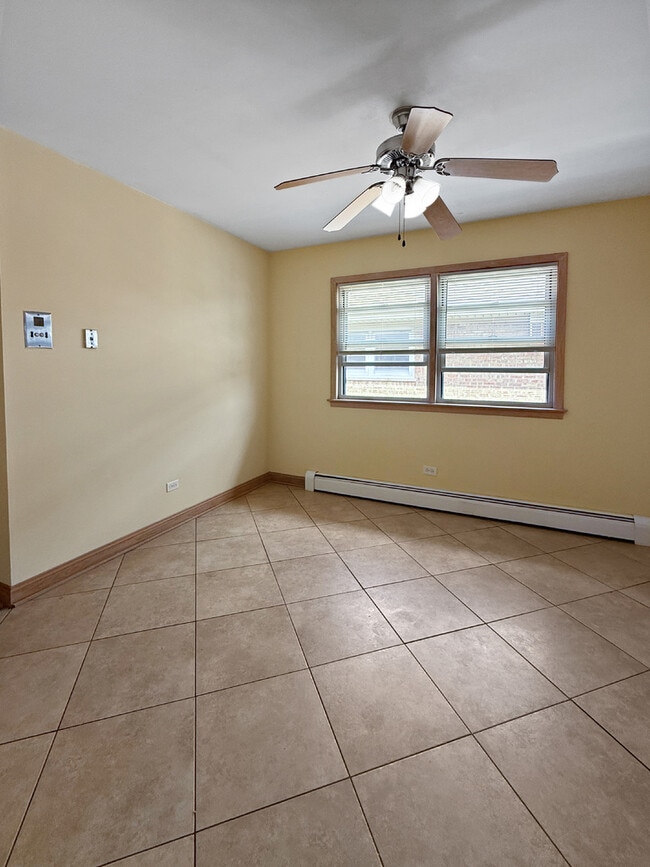 Building Photo - 8514 W Catalpa Ave