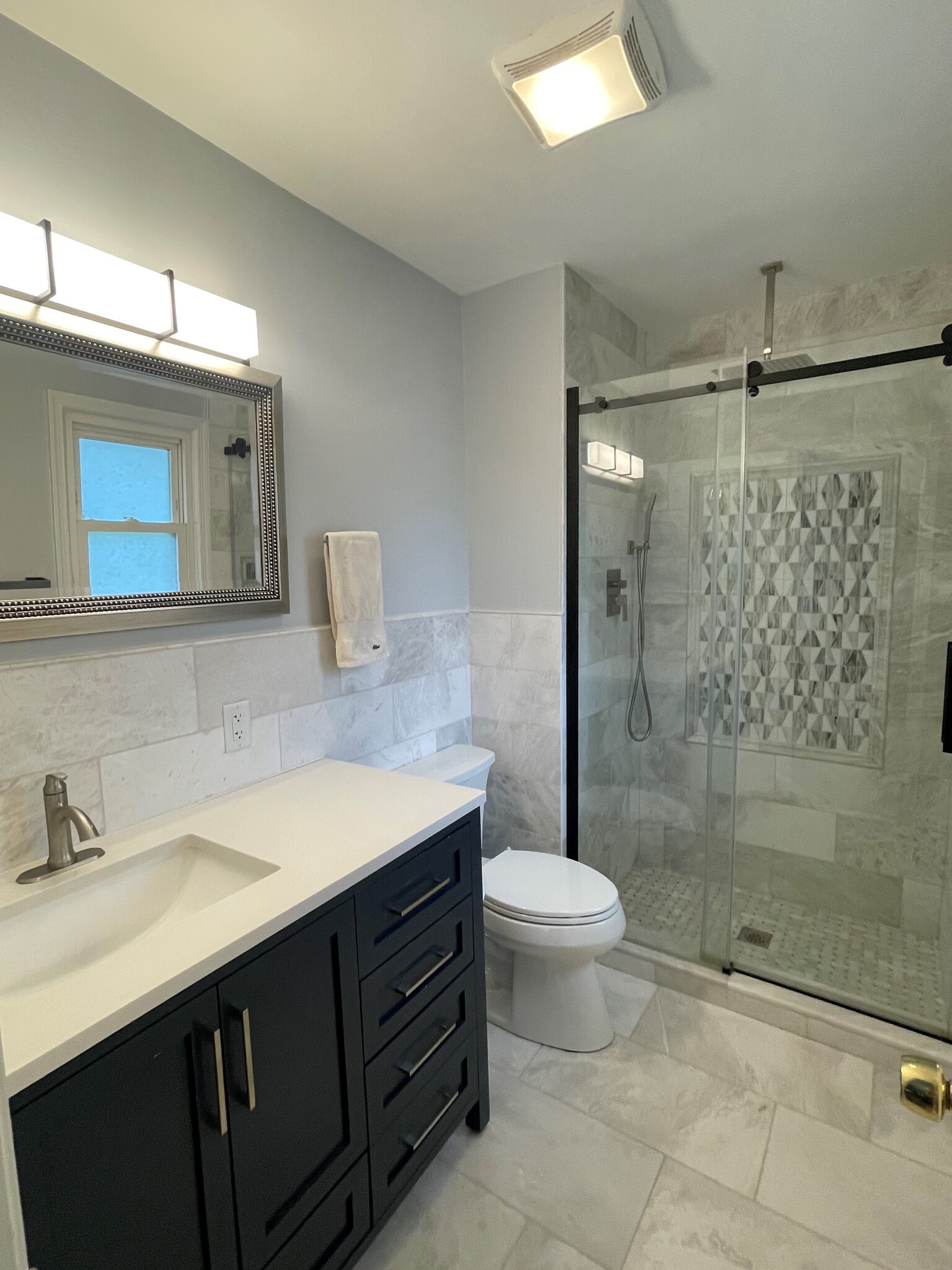Master bathroom - 740 Tiffany Ct