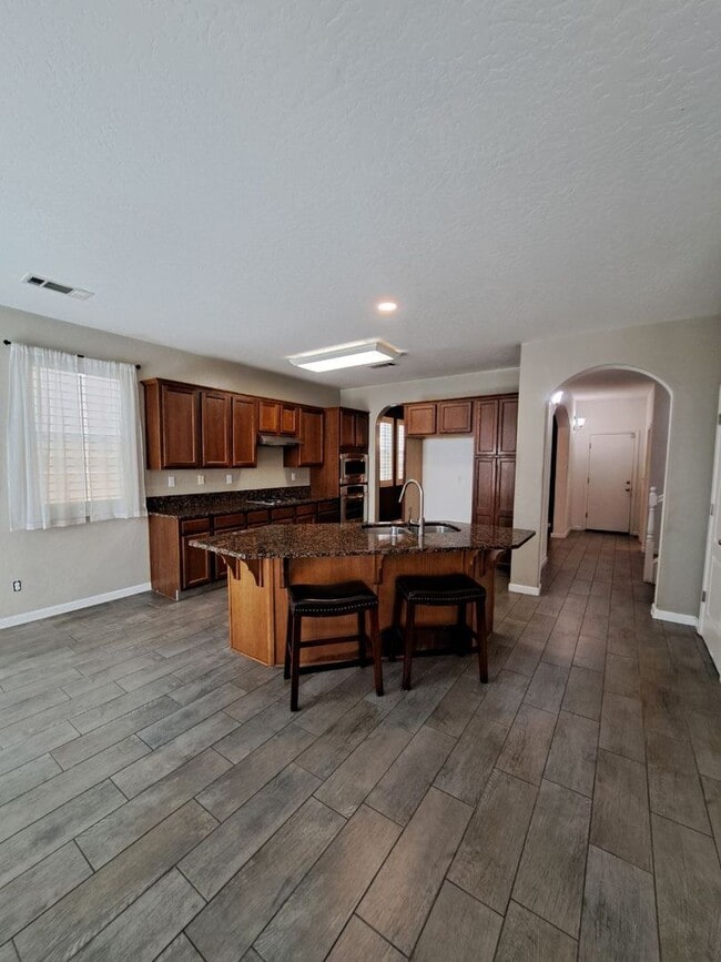 Building Photo - Beautiful 4 Bedroom Home Near Island Water...