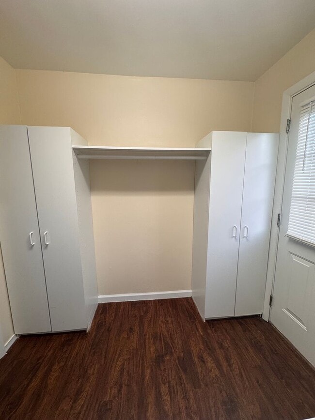 Building Photo - 3504 Oakview Dr