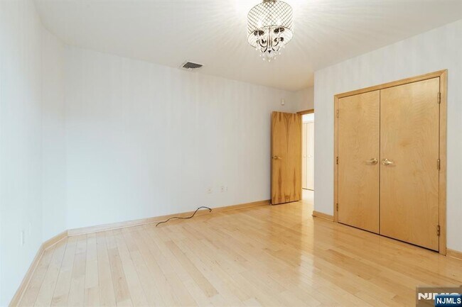 Building Photo - 30 Park Ave