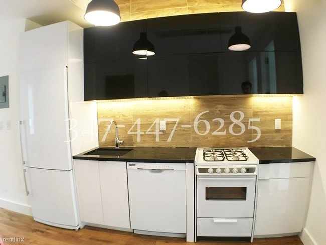 Building Photo - 105 Leonard St