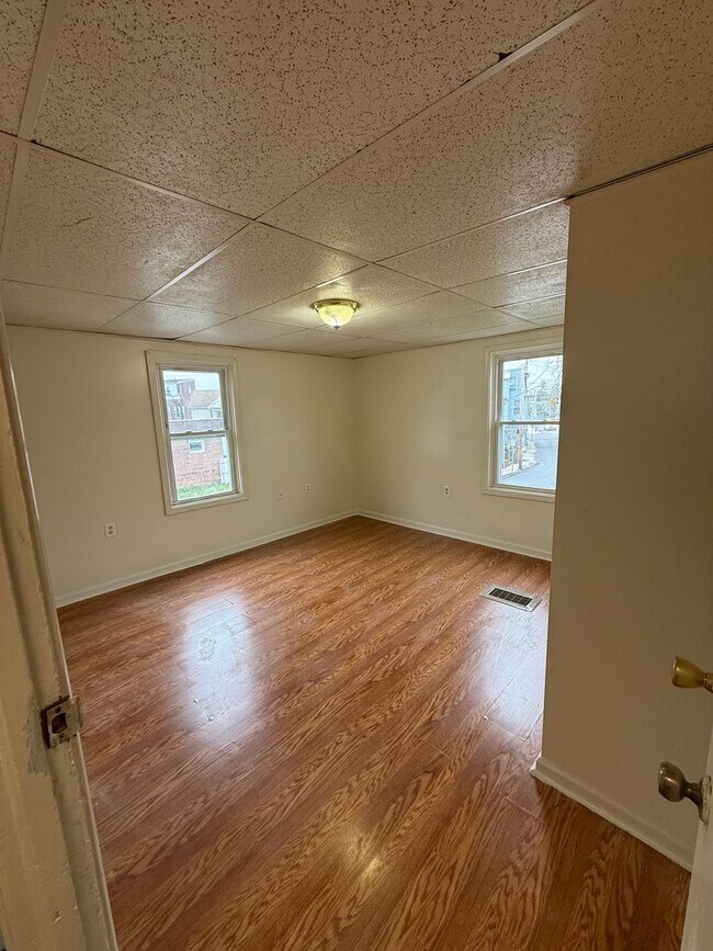 Building Photo - 133 E Commerce St