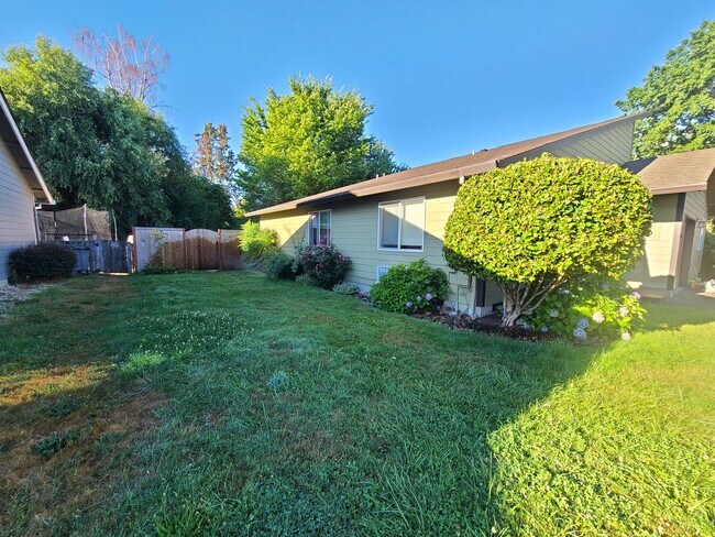 Building Photo - 1590 SW Harbor Dr