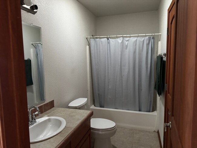Building Photo - Fully furnished Rental Available Now