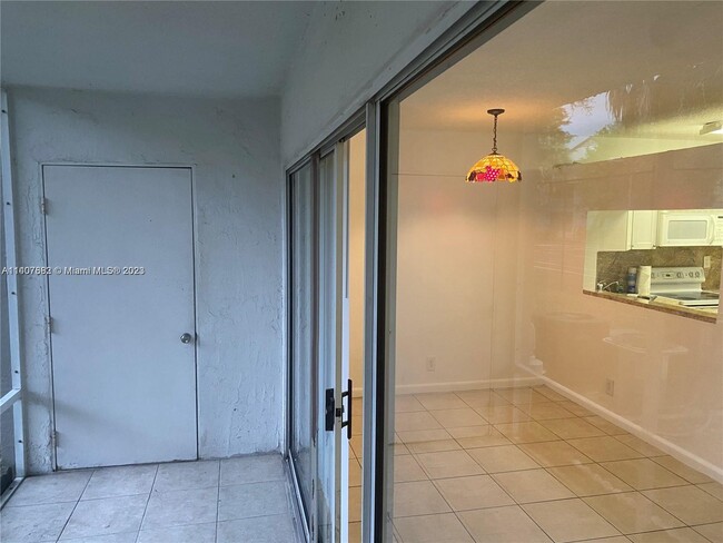 Building Photo - 9525 SW 138th Pl