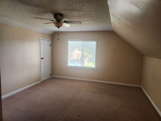 Building Photo - 3 bedrooms 2 bathrooms Downtown Riverside ...