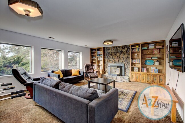 Building Photo - Executive Rental in North End Foothills