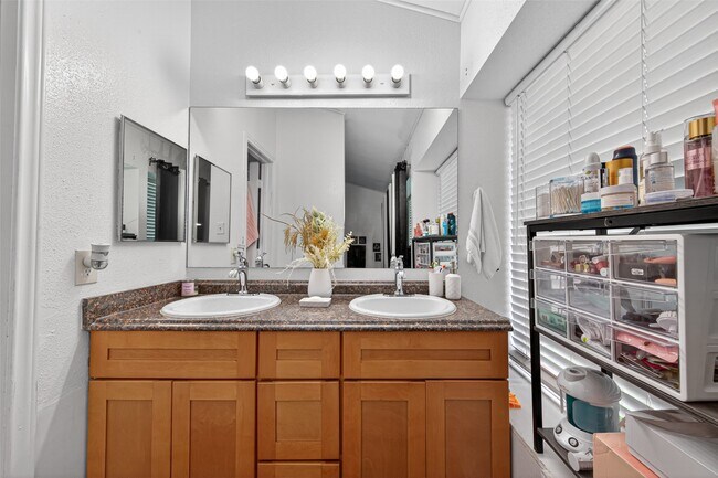 Building Photo - 14310 Royal Hill Dr