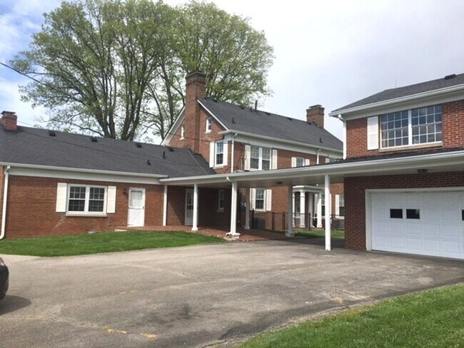 Building Photo - Kentucky mansion overlooking horse farm with stunning views    260323