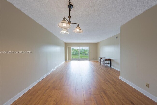 Building Photo - 3581 Inverrary Dr