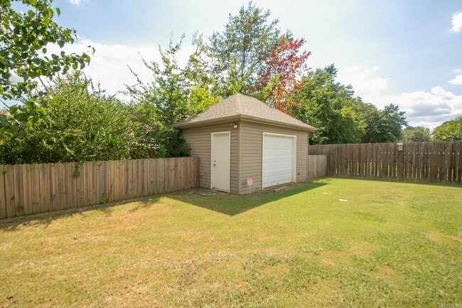 Building Photo - 25 Willow Dr