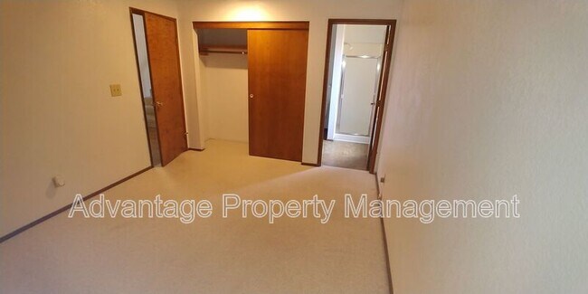 Building Photo - 1831 NW Grant Cir