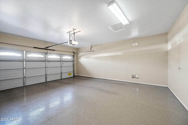 Building Photo - 2407 E Iris Dr