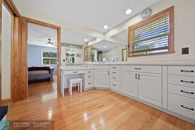 Building Photo - 4255 NE Sunset Dr