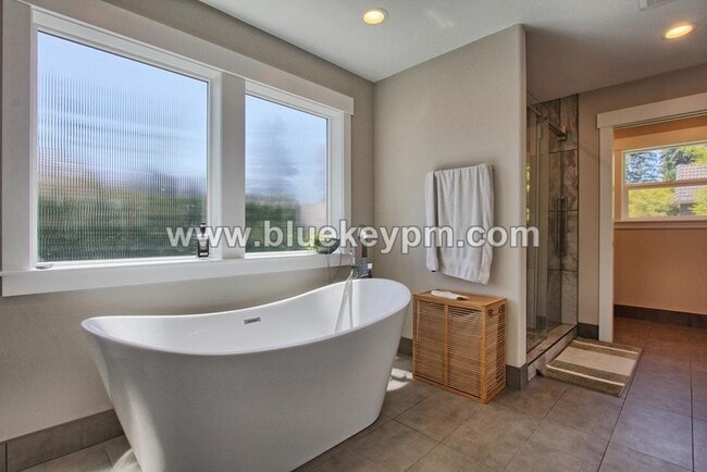 Building Photo - 3 Bed, 2.5 Baths Luxury Home Located Near ...
