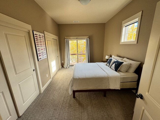 Building Photo - FULLY FURNISHED Mid-Term Immaculate Home in Midtown