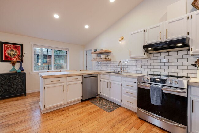 Building Photo - 3BR Furnished NW Bend Home