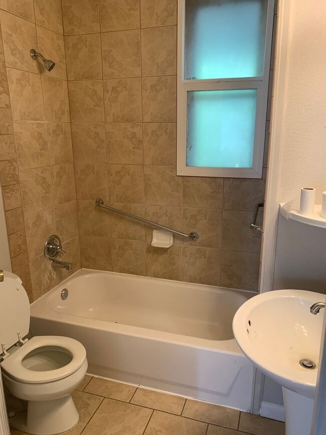 Building Photo - 4 BEDROOM, 1 BATHROOM, SINGLE FAMILY HOME, CONVENIENT DOWNTOWN LOCATION!