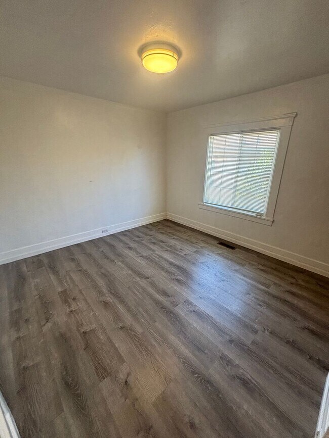 Building Photo - 2 bedroom home w/a beautiful backyard! AVAILABLE NOW!