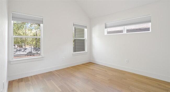Building Photo - 607 E 49th St