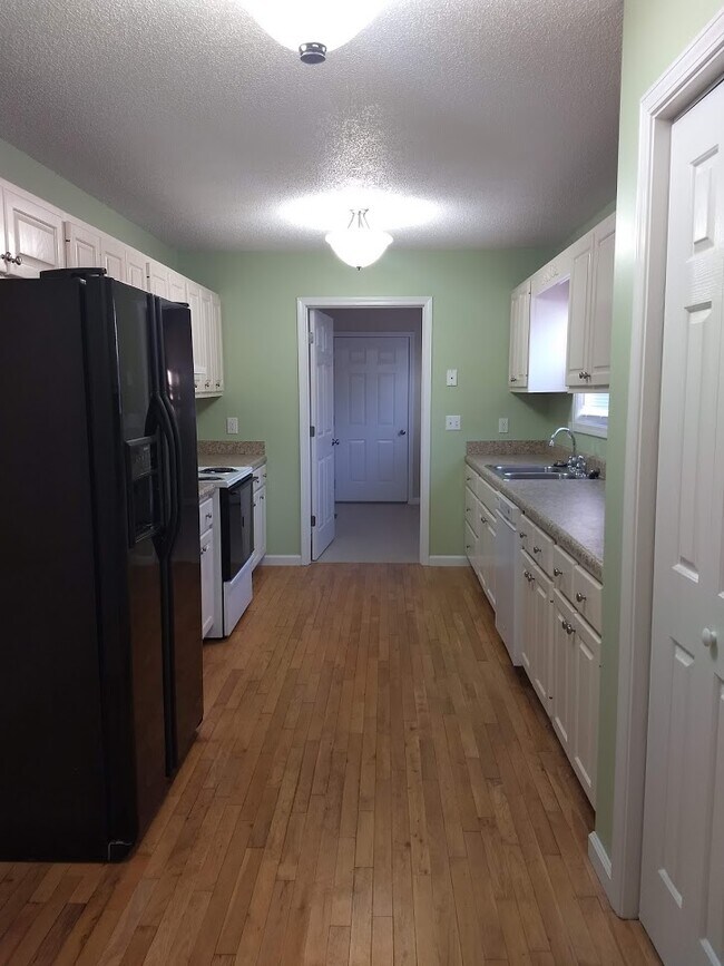 Building Photo - 98 Russell Ln