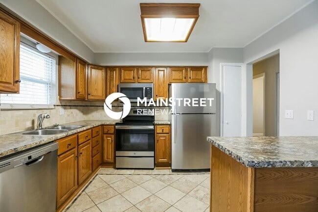 Building Photo - 3 Bedroom Pet-Friendly Home in Blue Springs, MO with Main Street Renewal
