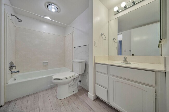 Building Photo - Ground Level 2 Bedroom 2 Bathroom Condo- Gated Murray Community